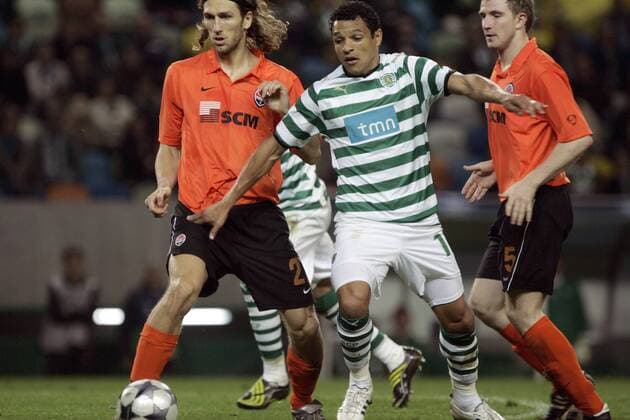 Derlei (Sporting Lissabon, Mitte) gegen Dmitro Chigrinskiy (li.) und Oleksandr Kucher (beide Donezk) -  Fußball EC 1 Herren Champions League 2008 2009, Sporting Lissabon - Schachtjor Donezk 1:0 Gruppe Lissabon Dynamik,