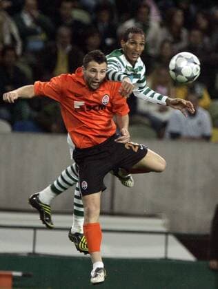 Razvan Rat (Donezk, vorn) gegen Liedson (Sporting Lissabon) -  Fußball EC 1 Herren Champions League 2008 2009, Sporting Lissabon - Schachtjor Donezk 1:0 Gruppe Lissabon Dynamik,