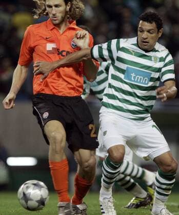 Dmitro Chigrinskiy (Donezk, li.) gegen Derlei (Sporting Lissabon) -  Fußball EC 1 Herren Champions League 2008 2009, Sporting Lissabon - Schachtjor Donezk 1:0 Gruppe Lissabon Dynamik,