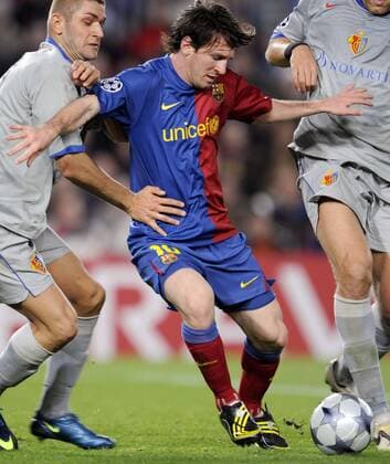 Lionel Messi (FC Barcelona, Mitte) gegen Francois Marque (Basel) -  (pan18584) Fußball EC 1 Herren Champions League 2008 2009, FC Barcelona - FC Basel 1:1, Barca Gruppe Barcelona Dynamik,