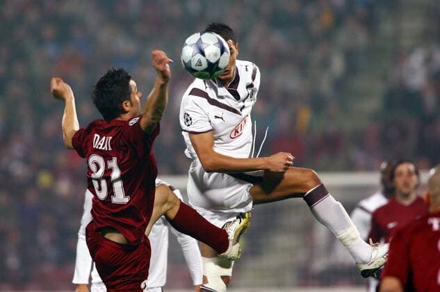 Dani (CFR Cluj, li.) gegen Marouane Chamakh (Bordeaux) -  (pan28587) Fußball EC 1 Herren Champions League 2008 2009, CFR 1907 Ecomax Cluj - Girondins de Bordeaux 1:2 Gruppe Cluj Napoca Dynamik,