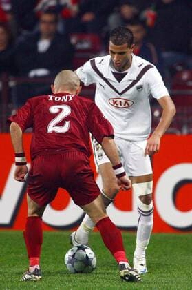 Marouane Chamakh (Bordeaux, re.) gegen Tony (CFR Cluj) -  (pan28587) Fußball EC 1 Herren Champions League 2008 2009, CFR 1907 Ecomax Cluj - Girondins de Bordeaux 1:2 Gruppe Cluj Napoca Dynamik,