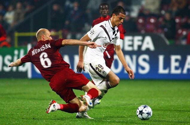 Marouane Chamakh (Bordeaux, re.) gegen Gabriel Muresan (CFR Cluj) -  (pan28587) Fußball EC 1 Herren Champions League 2008 2009, CFR 1907 Ecomax Cluj - Girondins de Bordeaux 1:2 Gruppe Cluj Napoca Dynamik, Kampf,