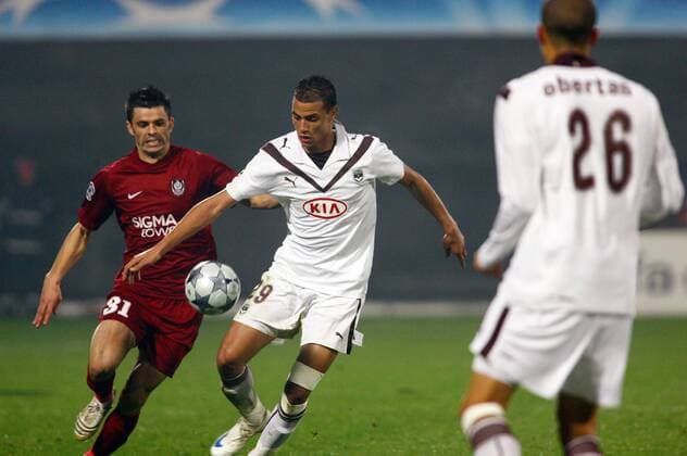 Marouane Chamakh (Bordeaux, Mitte) gegen Dani (CFR Cluj, li.) -  (pan28587) Fußball EC 1 Herren Champions League 2008 2009, CFR 1907 Ecomax Cluj - Girondins de Bordeaux 1:2 Gruppe Cluj Napoca Dynamik,