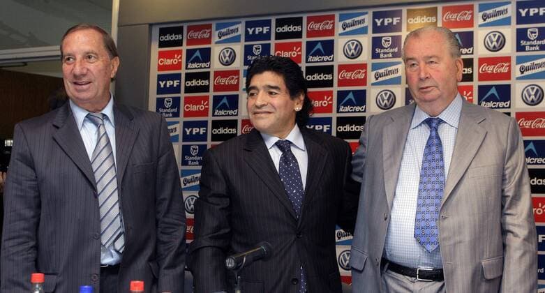 Diego Armando Maradona (Mitte) und Dr. Carlos Bilardo (li.) werden von AFA Präsident Julio H. Grondona (alle Argentinien) als neuer Nationaltrainer und Co Trainer vorgestellt -  (pan28585) Fußball Herren Nationalmannschaft 2008, Pressekonferenz, Pressetermin Gruppe Buenos Aires