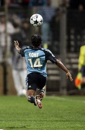 Bakary Kone (Marseille) am Ball -  Fußball EC 1 Herren Champions League 2008 2009, Olympique Marseille, OM Einzelbild Marseille Dynamik,