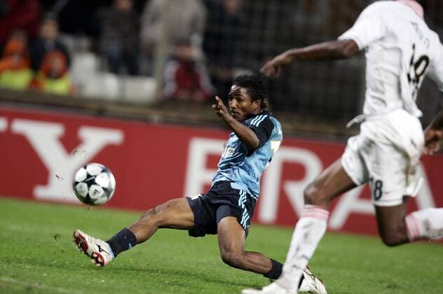 Bakary Kone (Marseille, li.) am Ball -  Fußball EC 1 Herren Champions League 2008 2009, Olympique Marseille - PSV Eindhoven 3:0, OM Gruppe Marseille Dynamik, Kampf,