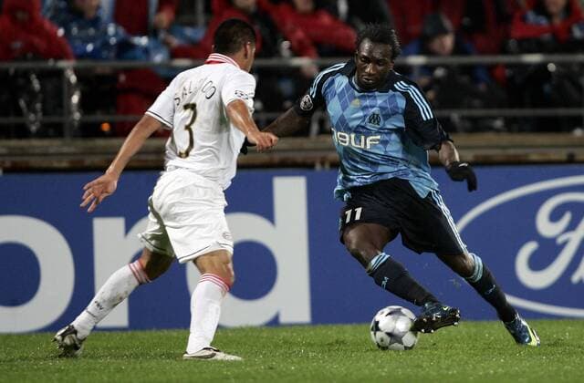 Mamadou Niang (Marseille, re.) gegen Carlos Salcido (Eindhoven) -  Fußball EC 1 Herren Champions League 2008 2009, Olympique Marseille - PSV Eindhoven 3:0, OM Gruppe Marseille Dynamik,