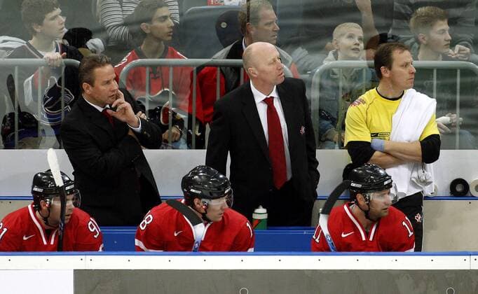 Nationaltrainer Rich Chernomaz (li.) und Co Trainer Doug Mason (beide Kanada, Mitte) stehen hinter den Ersatzspielern Eishockey Länderspiel Herren Nationalteam 2008, Nationaltrikot, Vdig Gruppe Köln