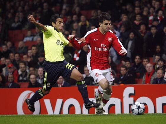 Cesc Fabregas (Arsenal, re.) gegen Claudio Maldonado (Fenerbahce) - EDITORIAL USE ONLY. No use with unauthorised audio, video, data, fixture lists, club league logos or live services. Online in-match use limited to 120 images, no video emulation. No use in betting, games or single club league player publications. Fußball EC 1 Herren Champions League 2008 2009, FC Arsenal London - Fenerbahce SK Istanbul 0:0 Gruppe London Dynamik,