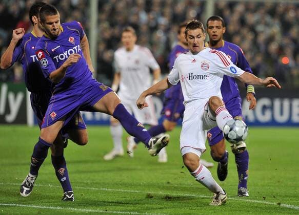 Miroslav Klose (Bayern, re.) gegen Alessandro Gamberini (AC Florenz) -  Fußball EC 1 Herren Champions League 2008 2009, ACF Fiorentina - FC Bayern München 1:1, Vdig Gruppe Florenz
