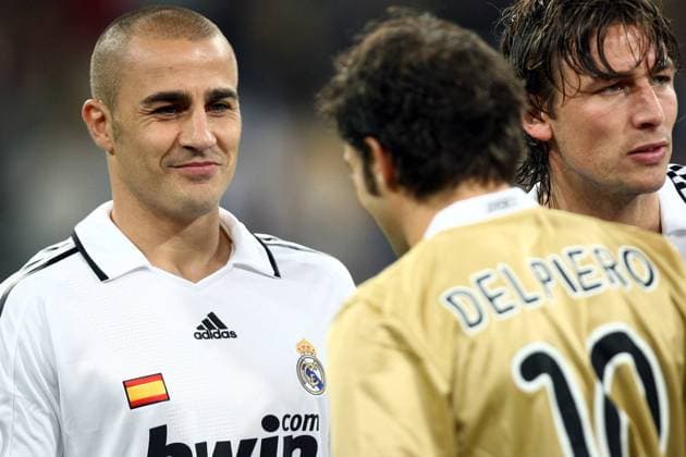 Fabio Cannavaro (Real Madrid, li.) begrüßt Alessandro del Piero (Juventus Turin) -  Fußball EC 1 Herren Champions League 2008 2009, Real CF Madrid - Juventus Turin 0:2, Juve Gruppe Madrid Freude, Kameradschaft,