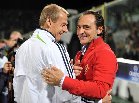 Trainer Jürgen Klinsmann (Bayern, li.) begrüsst Trainerkollege Claudio Cesare Prandelli (AC Florenz) -  Fußball EC 1 Herren Champions League 2008 2009, ACF Fiorentina - FC Bayern München 1:1, Vdig Gruppe Florenz