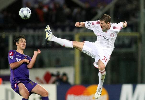 Bastian Schweinsteiger (Bayern, re.) mit hohem und gestrecktem Bein gegen Zdravko Kuzmanovic (AC Florenz) -  Fußball EC 1 Herren Champions League 2008 2009, ACF Fiorentina - FC Bayern München 1:1, Vdig Gruppe Florenz Dynamik,