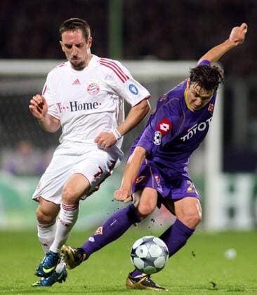 Franck Ribery (Bayern, li.) gegen Zdravko Kuzmanovic (AC Florenz) -  Fußball EC 1 Herren Champions League 2008 2009, ACF Fiorentina - FC Bayern München 1:1, Vdig Gruppe Florenz Dynamik,