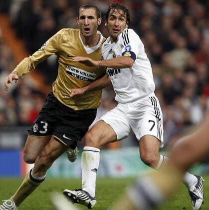 Raul Gonzalez (Real Madrid, re.) gegen Giorgio Chiellini (Juventus Turin) -  - NOxONLINExUSE Fußball EC 1 Herren Champions League 2008 2009, Real Madrid CF - Juventus Turin 0:2, Juve Gruppe Madrid Dynamik,