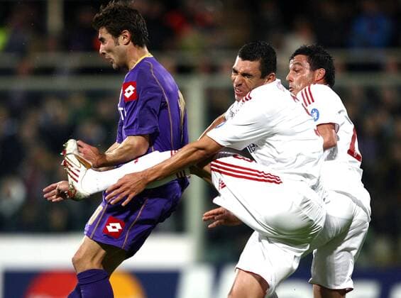Adrian Mutu (AC Florenz, li.) gegen Lucio (Mitte) und Massimo Oddo (beide Bayern) -  Fußball EC 1 Herren Champions League 2008 2009, ACF Fiorentina - FC Bayern München 1:1 Gruppe Florenz Dynamik,