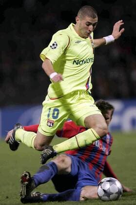 Karim Benzema (Lyon) im Duell -  (pan28590) Fußball EC 1 Herren Champions League 2008 2009, Olympique Lyonnais - Steaua Bukarest 2:0, OL Gruppe Lyon Dynamik, Kampf,