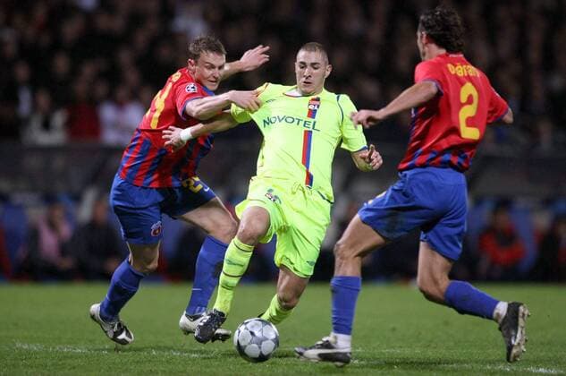 Karim Benzema (Lyon, Mitte) gegen Sorin Ghionea (li.) und Ogararu (beide Steaua Bukarest) -  (pan28591) Fußball EC 1 Herren Champions League 2008 2009, Olympique Lyonnais - Steaua Bukarest 2:0, OL Gruppe Lyon Dynamik,