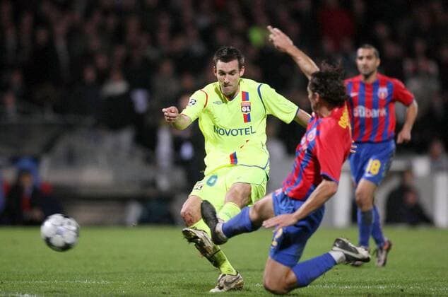 Anthony Reveillere (Lyon, li.) im Duell -  (pan28591) Fußball EC 1 Herren Champions League 2008 2009, Olympique Lyonnais - Steaua Bukarest 2:0, OL Gruppe Lyon Dynamik, Kampf,