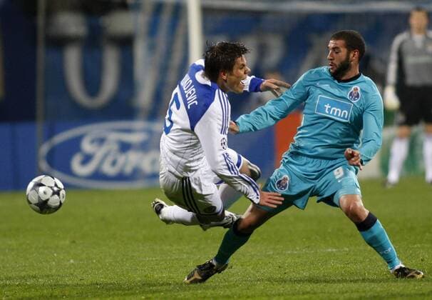 Lisandro Lopez (FC Porto, re.) gegen Ognjen Vukojevic (Dynamo Kiew) -  (EN00187757233) Fußball EC 1 Herren Champions League 2008 2009, Dynamo Kiew - FC Porto 1:2 Gruppe Kiew Dynamik,