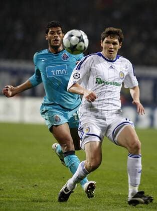 Taras Mikhalik (Dynamo Kiew, re.) gegen Hulk (FC Porto) -  (EN00187757231) Fußball EC 1 Herren Champions League 2008 2009, Dynamo Kiew - FC Porto 1:2 Gruppe Kiew Dynamik,