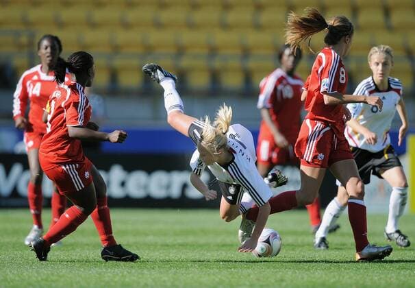 Turid Knaak (Deutschland U17, Mitte) gegen Bryanna McCarthy (li.) und Caroline Szwed (beide Kanada U17) - Fußball Länderspiel Damen U17 WM 2008, U 17 Frauen, Frauenfußball, Jugend, Nachwuchs, Junioren, Juniorinnen, Nationalteam Gruppe Wellington Dynamik,