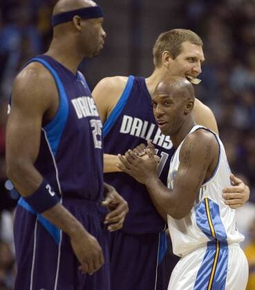 Chauncey Billups (Denver Nuggets, re.) und Dirk Nowitzki (Dallas Mavericks) klatschen ab -  (DEN2008110708) Basketball Herren NBA 2008 2009, Dallas Mavericks - Denver Nuggets Gruppe Denver Harmonie,