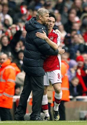 Samir Nasri und Trainer Arsene Wenger (beide Arsenal) - Torjubel - EDITORIAL USE ONLY. No use with unauthorised audio, video, data, fixture lists, club league logos or live services. Online in-match use limited to 120 images, no video emulation. No use in betting, games or single club league player publications. Fußball Herren English Premier League 2008 2009, 1. Englische Liga, Arsenal FC London Gruppe London Freude,