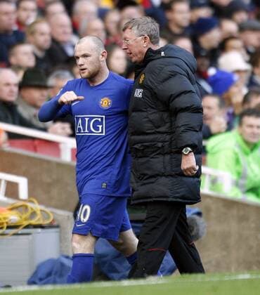Wayne Rooney (li.) wird von Trainer Sir Alex Ferguson (beide Manchester United) ausgewechselt - EDITORIAL USE ONLY. No use with unauthorised audio, video, data, fixture lists, club league logos or live services. Online in-match use limited to 120 images, no video emulation. No use in betting, games or single club league player publications. Fußball Herren English Premier League 2008 2009, 1. Englische Liga, Manchester United, ManU Gruppe London