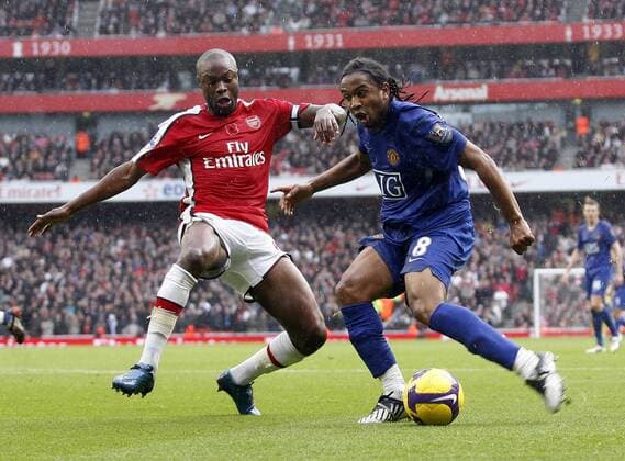 Anderson (Manchester United, re.) gegen William Gallas (Arsenal) - EDITORIAL USE ONLY. No use with unauthorised audio, video, data, fixture lists, club league logos or live services. Online in-match use limited to 120 images, no video emulation. No use in betting, games or single club league player publications. Fußball Herren English Premier League 2008 2009, 1. Englische Liga, Arsenal FC London - Manchester United 2:1, ManU Gruppe London Dynamik,