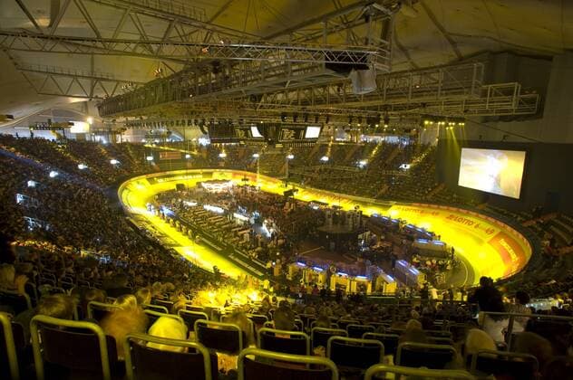 Münchner Olympiahalle während der 45. Six Days 2008 Radsport Herren 45. Münchener Sechstagerennen, Rad, Halle, Indoor, Sechstage, Sechs Tage, Six Days, Rennen, 6 Totale Rang Ränge Tribünen Tribüne Impressionen München Licht Beleuchtung