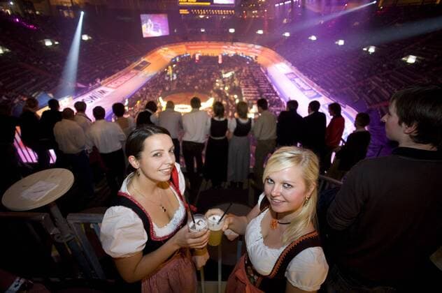 Weibliche Zuschauer in Dirndln und mit Getränken in der Münchner Olympiahalle während der 45. Six Days 2008 Radsport Herren 45. Münchener Sechstagerennen, Rad, Halle, Indoor, Sechstage, Sechs Tage, Six Days, Rennen, 6 Gruppe Kleidung, Tradition Dirndl traditionell typical München landestypisch