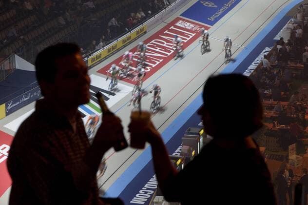 Zuschauer mit Getränken in der Münchner Olympiahalle während der 45. Six Days 2008 interessieren sich scheinbar weniger für das Geschehen als für sich selbst Radsport Herren 45. Münchener Sechstagerennen, Rad, Halle, Indoor, Sechstage, Sechs Tage, Six Days, Rennen, 6 Gruppe München