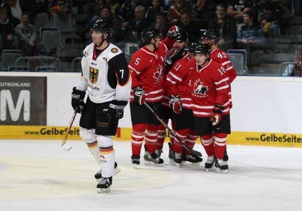 Chris Schmidt (Deutschland), im Hintergrund Torjubel Kanada Eishockey Länderspiel Herren Deutschlandcup 2008, Deutschlandcup, Nationalteam, Nationaltrikot, Gruppe Mannheim