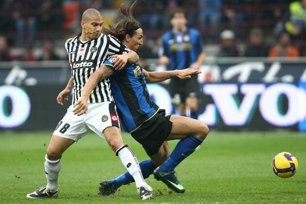 Zlatan Ibrahimovic (Inter Mailand, re.) gegen Gökhan Inler (Udine) -  Fußball Herren Serie A 2008 2009, 1. Liga, FC Internazionale Mailand - Udinese Calcio Gruppe Mailand Dynamik,