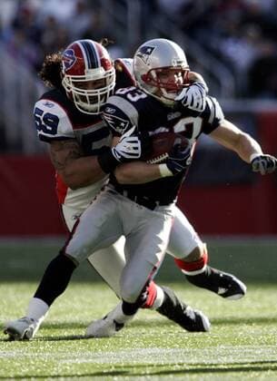 Wes Welker (New England Patriots, re.) gegen Kawika Mitchell (Buffalo Bills) -  (BOS20081109007) American Football Herren NFL 2008 2009, New England Patriots - Buffalo Bills Gruppe Dynamik,