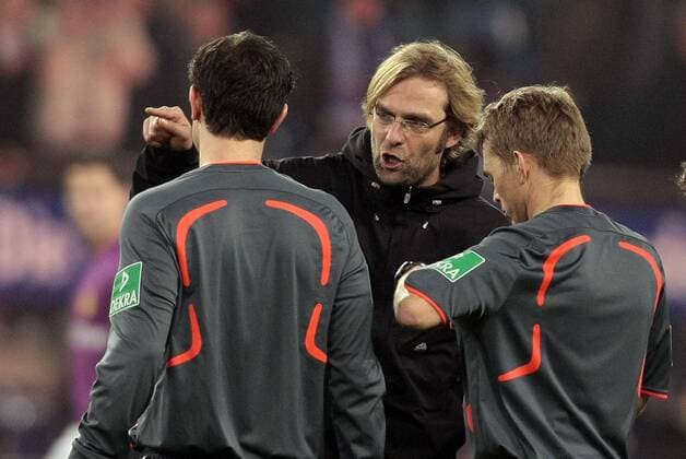 Trainer Jürgen Klopp (BVB, Mitte) diskutiert mit Schiedsrichter Dr. Jochen Drees (re.) Fußball 1. BL Herren Saison 2008 2009, Borussia Dortmund Gruppe Hamburg Wut, Spannung,