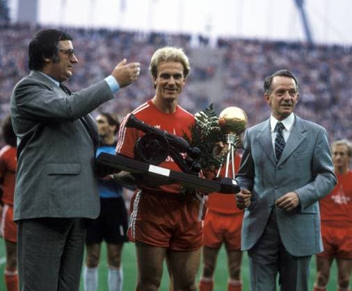 Karl Heinz Rummenigge (Mitte) erhält die Torjägerkanone für die vergangene Saison und die Auszeichnung zum Fußballer des Jahres - es gratulieren Präsident Willi O. Hoffmann (beide Bayern, li.) und Kicker Chefredakteur Karl Heinz Heimann Fußball 1. BL Herren DEUTSCHSPRACHIGE SPORTZEITSCHRIFTEN UND -ZEITUNGEN NUR NACH RÜCKSPRACHE 1980 1981 Gruppe München