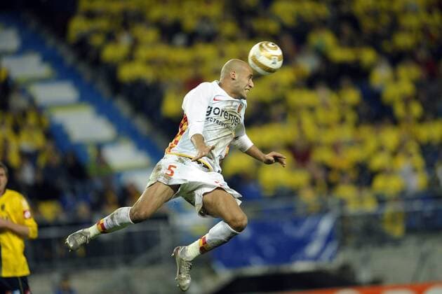 Ala Yahia (Lens) am Ball -  Fußball Herren Coupe de la Ligue 2008 2009, Ligapokal, Pokal, Pokalspiel, Racing Club de Lens, RC Einzelbild Sochaux Dynamik,