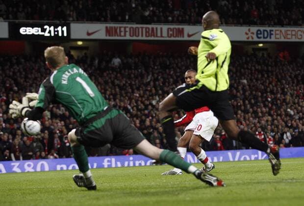 Jay Simpson (Arsenal, hi.) trifft gegen Torwart Chris Kirkland (Wigan) - EDITORIAL USE ONLY. No use with unauthorised audio, video, data, fixture lists, club league logos or live services. Online in-match use limited to 120 images, no video emulation. No use in betting, games or single club league player publications. Fußball Herren Carling Cup 2008 2009, League, Ligapokal, Englischer Pokal, Pokalspiel Gruppe London Dynamik,
