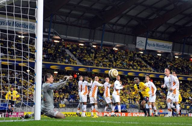 Torwart Vedran Runje (Lens) - Parade -  Fußball Herren Coupe de la Ligue 2008 2009, Ligapokal, Pokal, Pokalspiel, FC Sochaux - Racing Club de Lens 0:1, RC Totale Sochaux Dynamik, Abwehr,