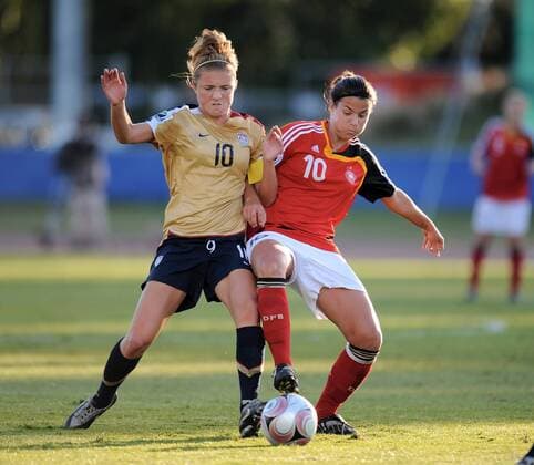 Kristie Mewis (USA U17, li.) gegen Dzsenifer Marozsan (Deutschland U17) - Fußball Länderspiel Damen U17 WM 2008, U 17 Nationalteam, Nationaltrikot, Jugend, Nachwuchs, Junioren, Frauen, Frauenfußball Gruppe o0 Juniorinnen Christchurch Dynamik,