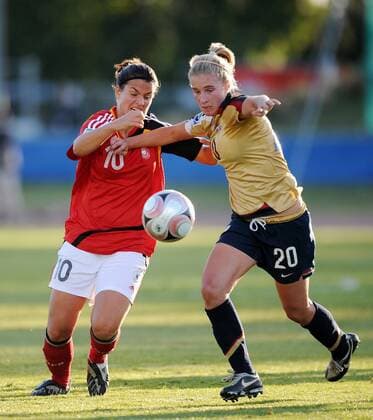 Dzsenifer Marozsan (Deutschland U17, li.) gegen Olivia Klei (USA U17) - Fußball Länderspiel Damen U17 WM 2008, U 17 Nationalteam, Nationaltrikot, Jugend, Nachwuchs, Junioren, Frauen, Frauenfußball Gruppe o0 Juniorinnen Christchurch Dynamik,