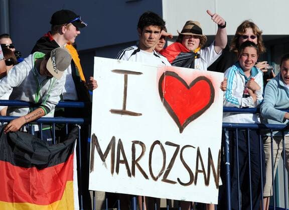 Junger Fan von Dzsenifer Marozsan (Deutschland U17) gesteht ihr seine Liebe auf einem Plakat - Fußball Länderspiel Damen U17 WM 2008, U 17 Nationalteam, Nationaltrikot, Jugend, Nachwuchs, Junioren, Frauen, Frauenfußball Gruppe o0 Juniorinnen Christchurch Romantik,