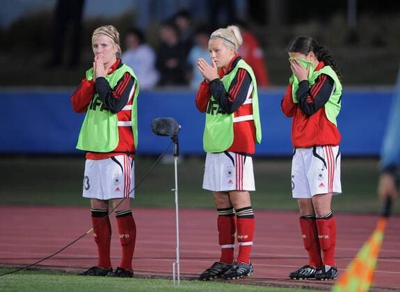 v.li.: Julia Debitzki, Isabelle Linden und Hasret Kayikci (alle Deutschland) enttäuscht - Fußball Länderspiel Damen U17 WM 2008, U 17, Nationalteam, Nationaltrikot, Jugend, Nachwuchs, Junioren, Frauen, Frauenfußball Gruppe o0 Juniorinnen Christchurch Verzweiflung