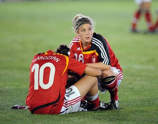 Dzsenifer Marozsan (li.) und Svenja Huth (beide Deutschland U17) enttäuscht nach dem Ausscheiden - Fußball Länderspiel Damen U17 WM 2008, U 17, Nationalteam, Nationaltrikot, Jugend, Nachwuchs, Junioren, Frauen, Frauenfußball Gruppe o0 Juniorinnen Christchurch