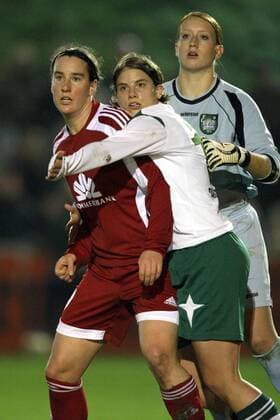 Birgit Prinz (FFC Frankfurt, li.) wird von Annike Krahn umarmt, dahinter Torfrau Kathrin Längert (beide Duisburg) Fußball EC 3 Damen UEFA Womens Cup 2008 2009, Women s, Pokal, Europapokal, Frauen, Frauenfußball Gruppe Duisburg Dynamik, Spannung, Konzentration, Komik,