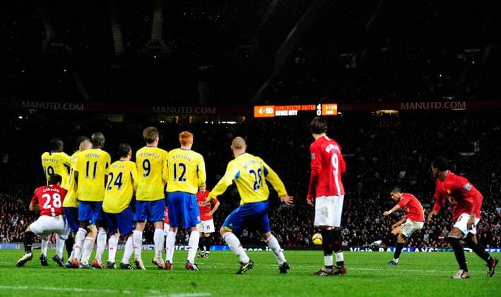 Cristiano Ronaldo (Manchester United) zieht ab zum 5:0 über die Abwehrmauer von Stoke City - EDITORIAL USE ONLY. No use with unauthorised audio, video, data, fixture lists, club league logos or live services. Online in-match use limited to 120 images, no video emulation. No use in betting, games or single club league player publications. Fußball Herren English Premier League 2008 2009, 1. Englische Liga, ManU - Stoke City 5:0 Totale Manchester Dynamik,