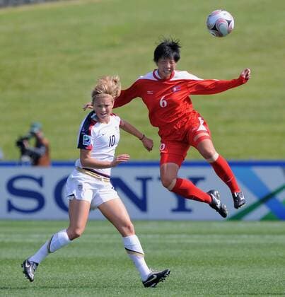 Kim Uj (Nordkorea U17, re.) gegen Kristie Mewis (USA U17) - Fußball Länderspiel Damen U 17 WM 2008, U17, Junioren, Juniorinnen, Nachwuchs, Jugend, Frauen, Frauenfußball Gruppe Auckland Dynamik,